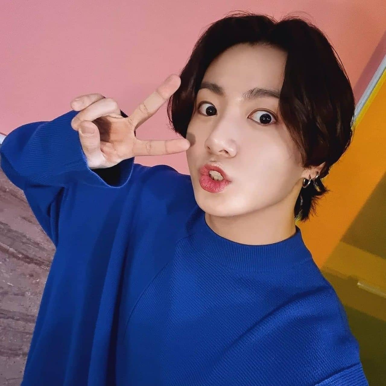 Jungkook hace señal de amor y paz
