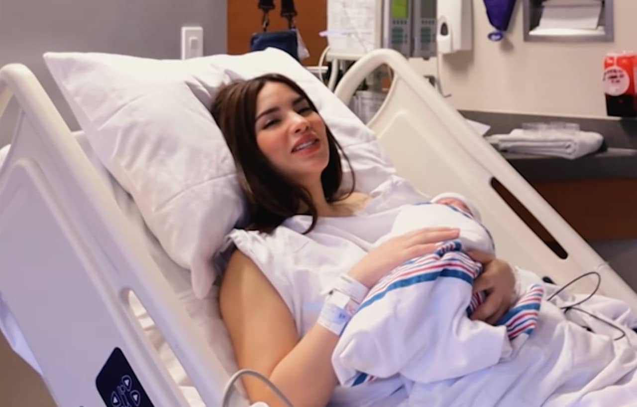 Kimberly Loaiza presenta Juanito hijo bebé
