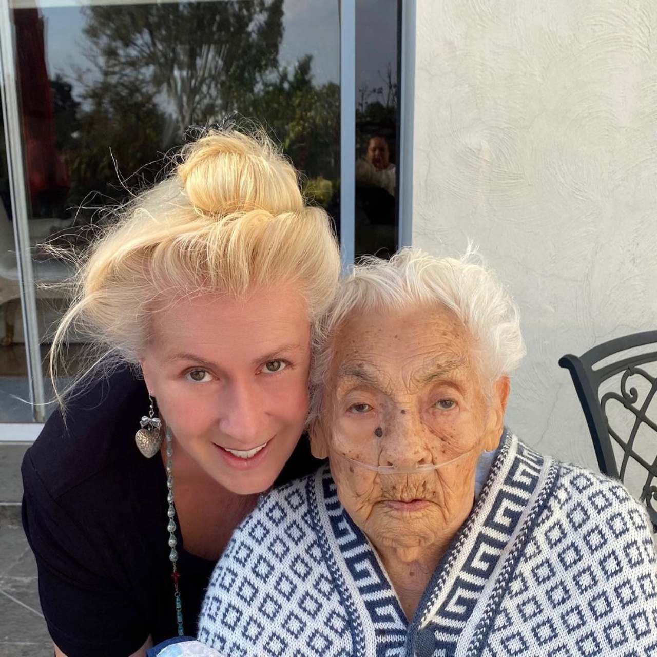 Abuela de Laura Zapata en su casa
