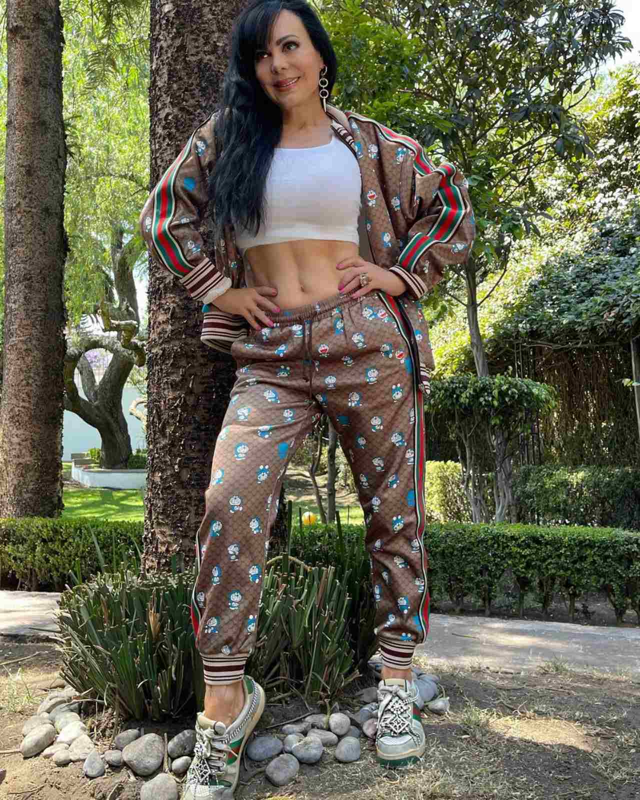 Maribel Guardia pants y abdomen acero
