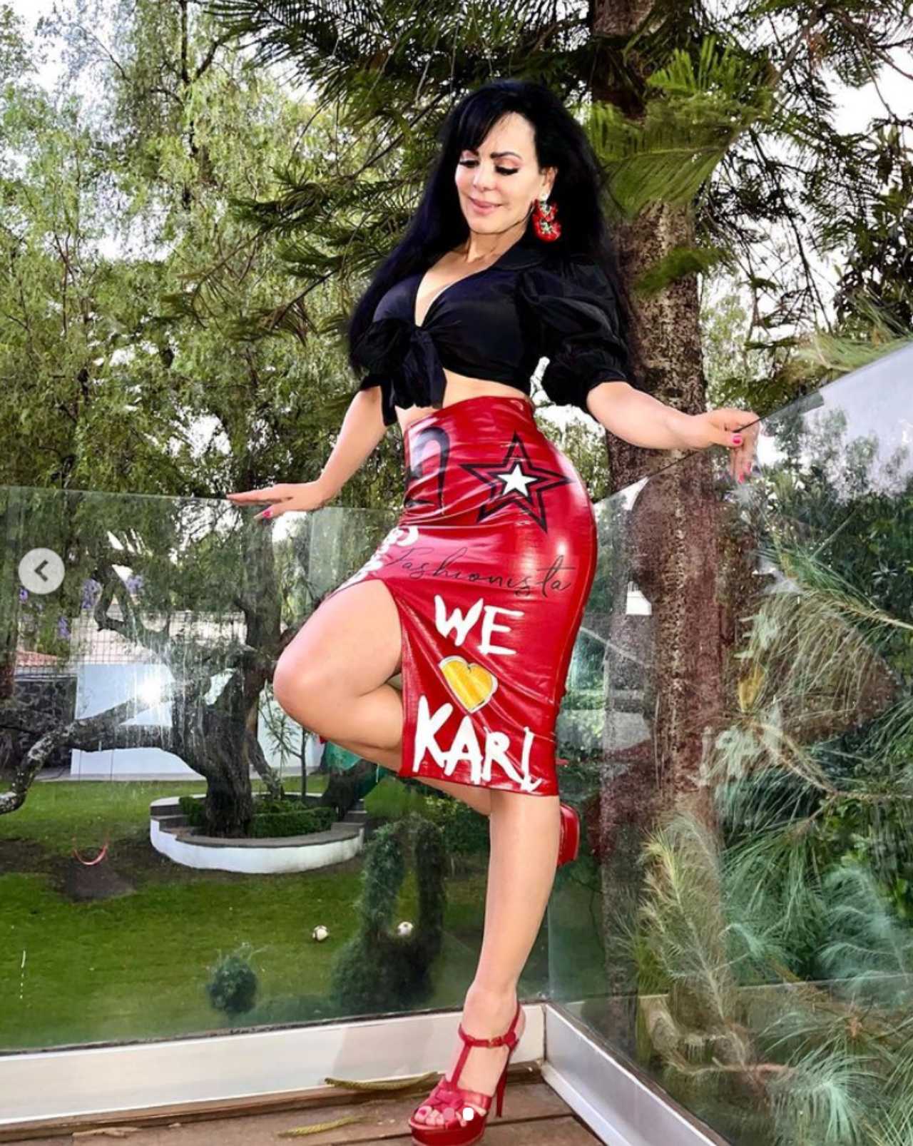Maribel Guardia con falda de cuero estilo Kardashian