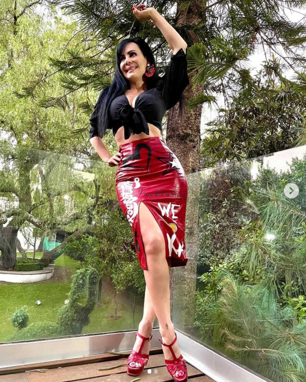 Maribel Guardia con falda de cuero