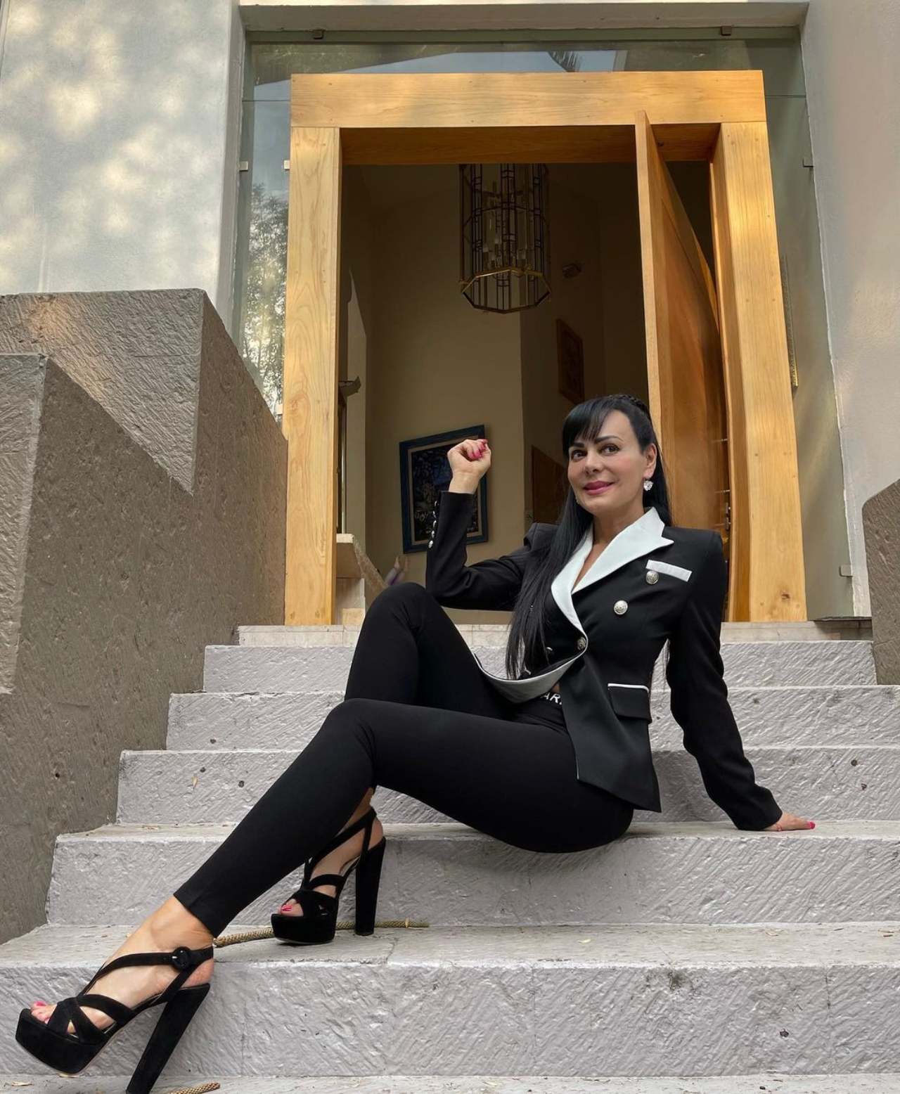 maribel Guardia con traje negro