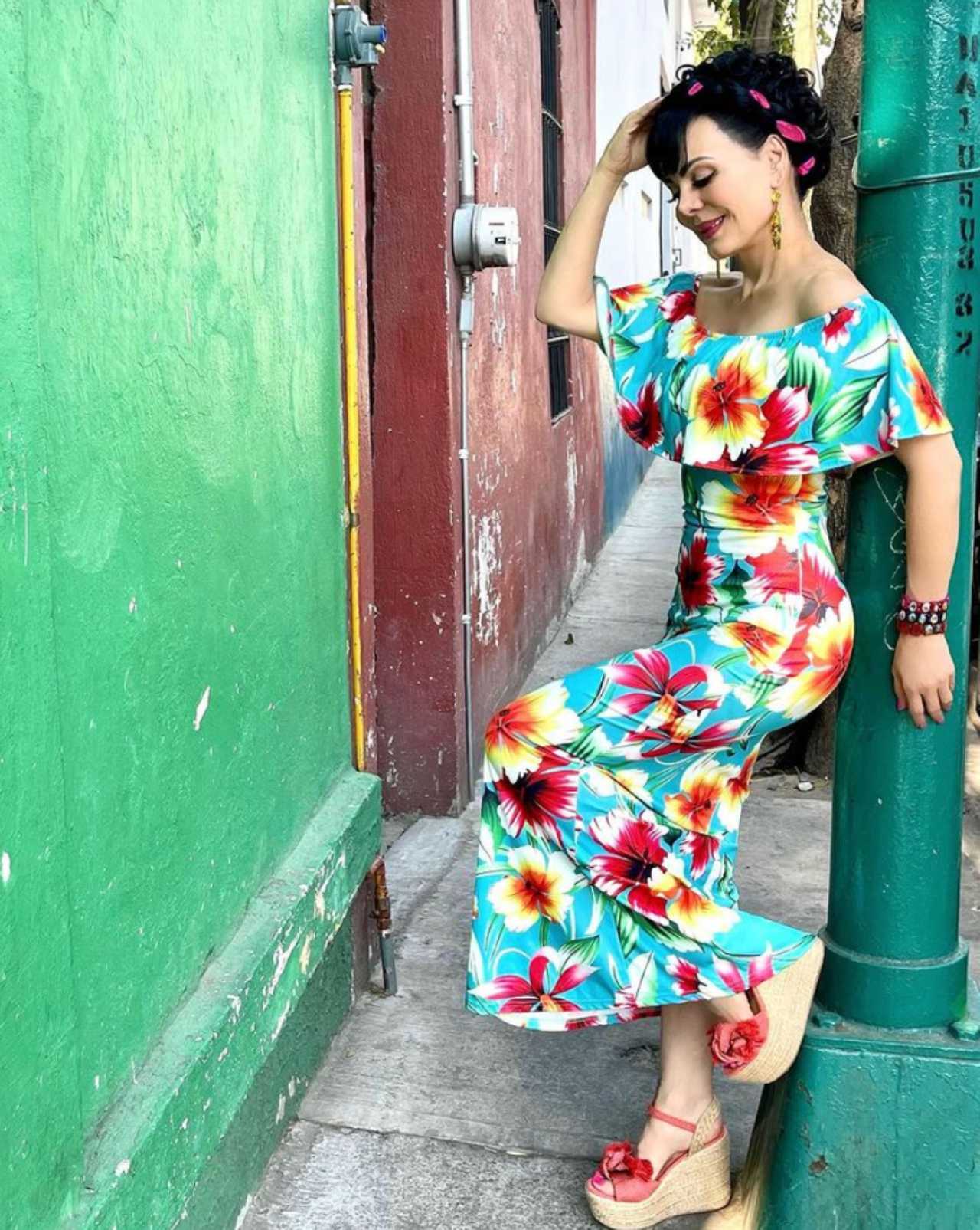 Maribel Guardia con un vestido de flores