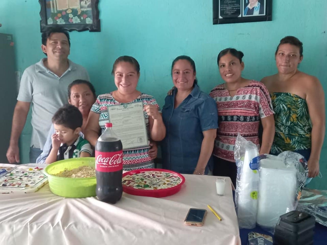 Mujer hace fiesta para celebrar divorcio