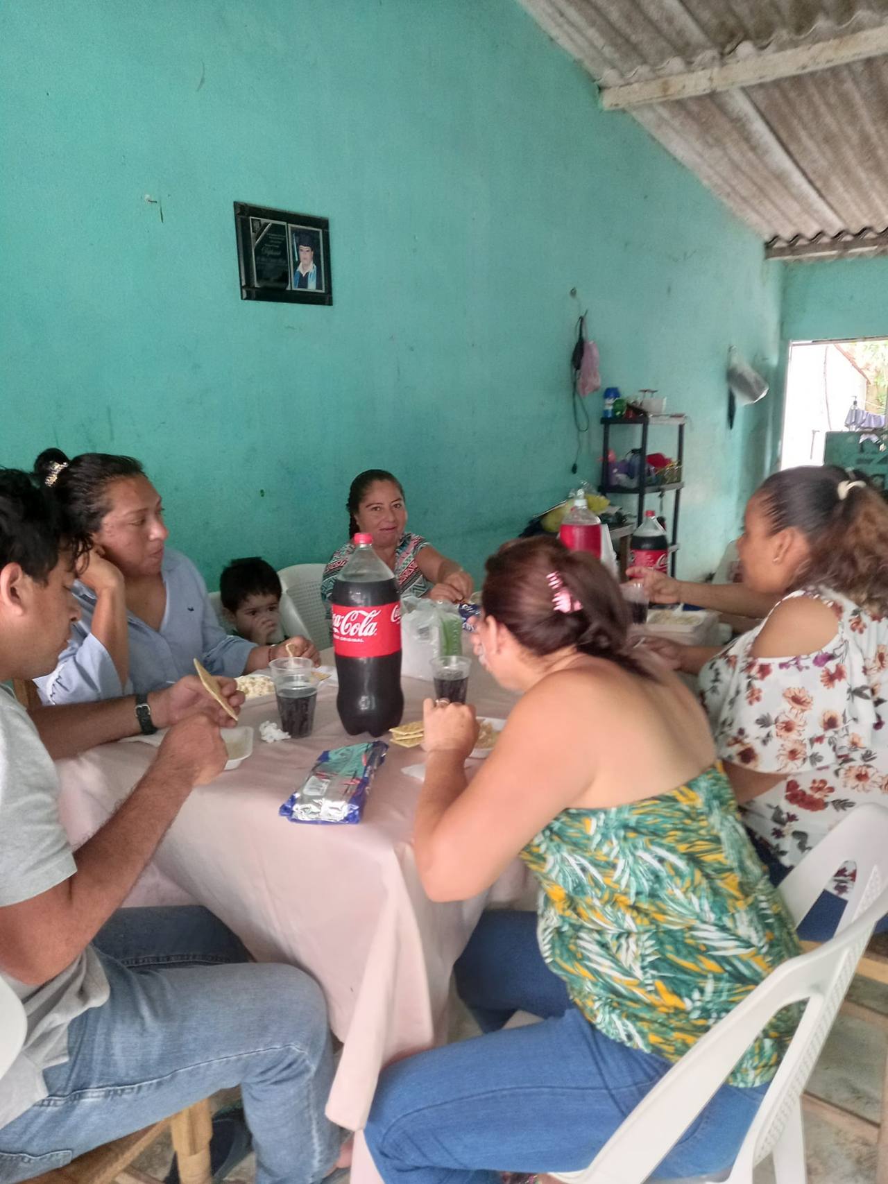 Mujer hace fiesta para celebrar divorcio