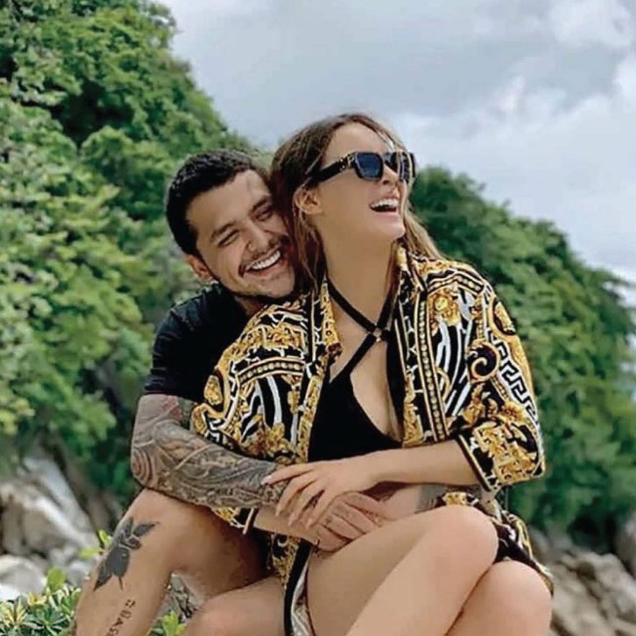 belinda y Nodal abrazados en un bote