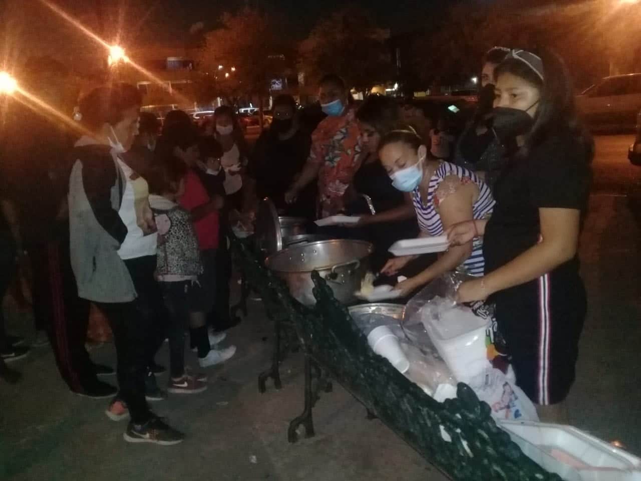 Quinceañera comparte comida con migrantes
