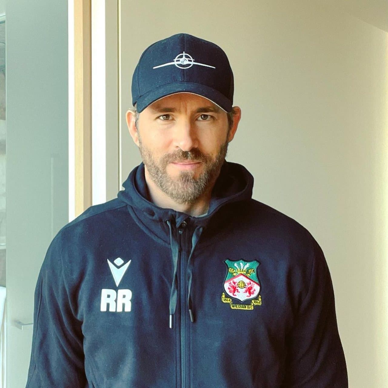 Ryan Reynolds burla vacuna 5G
