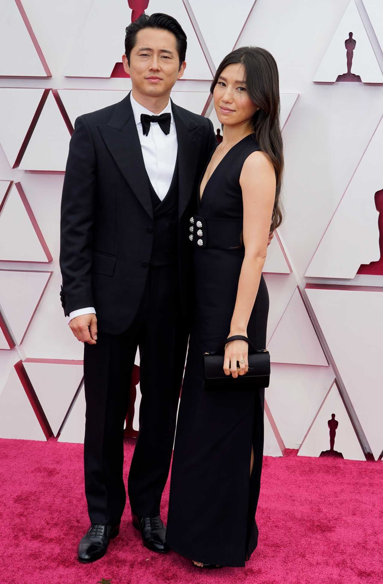 Steven Yeun alfombra roja 2021 premios oscar