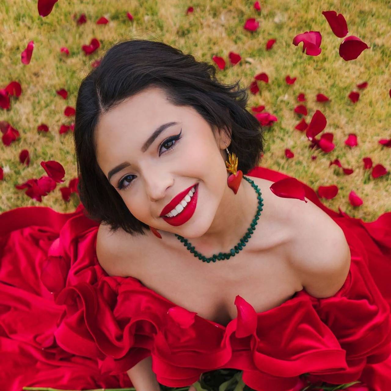 Ángela Aguilar tatuaje cara fan cantante