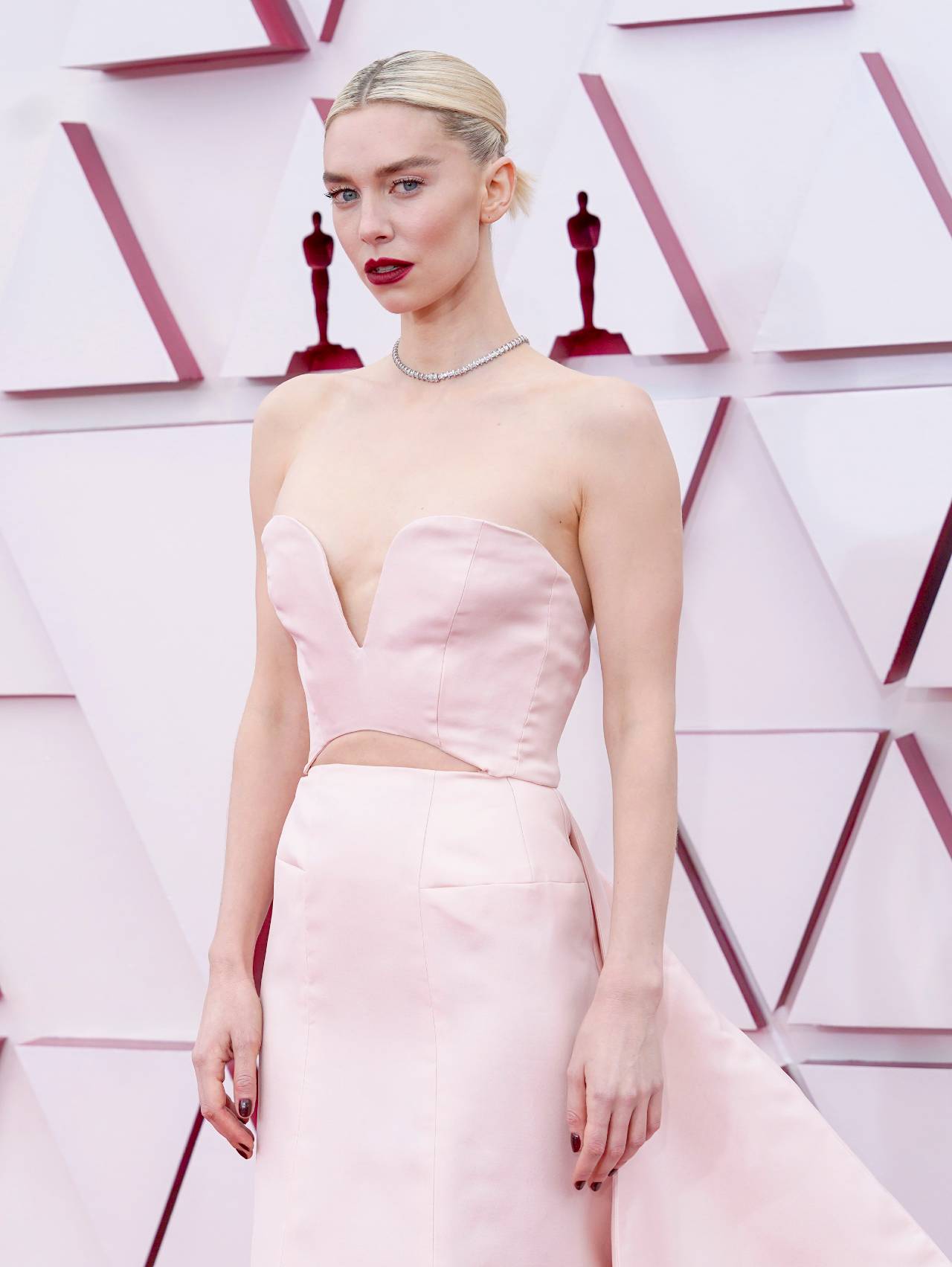Vanessa Kirby premios oscar 2021 alfombra roja