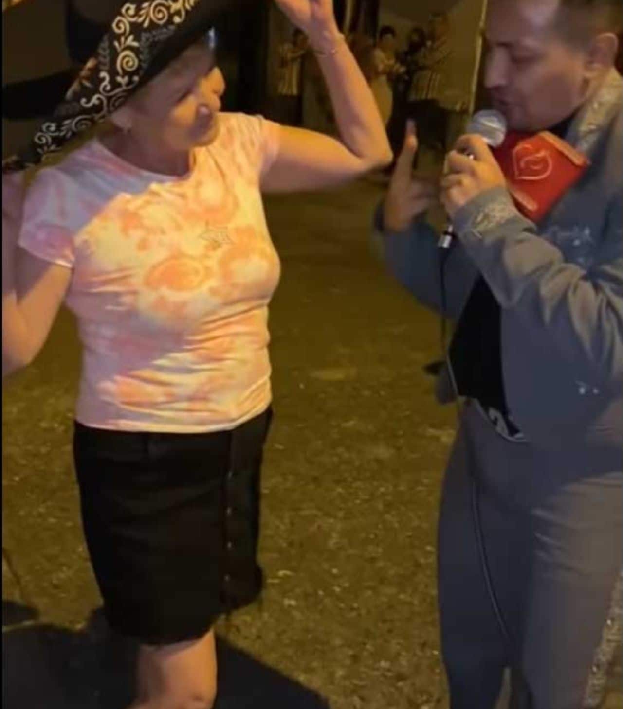 Le llevan serenata a la señora