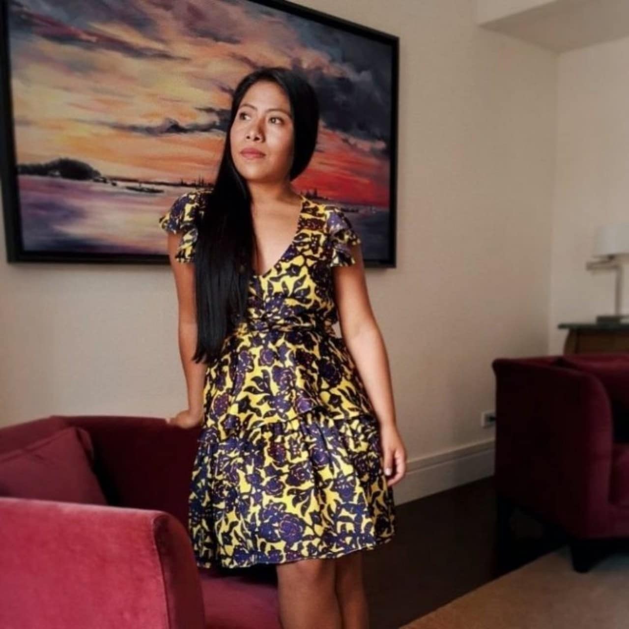 Yalitza Aparicio en un vestido de flores amarillas