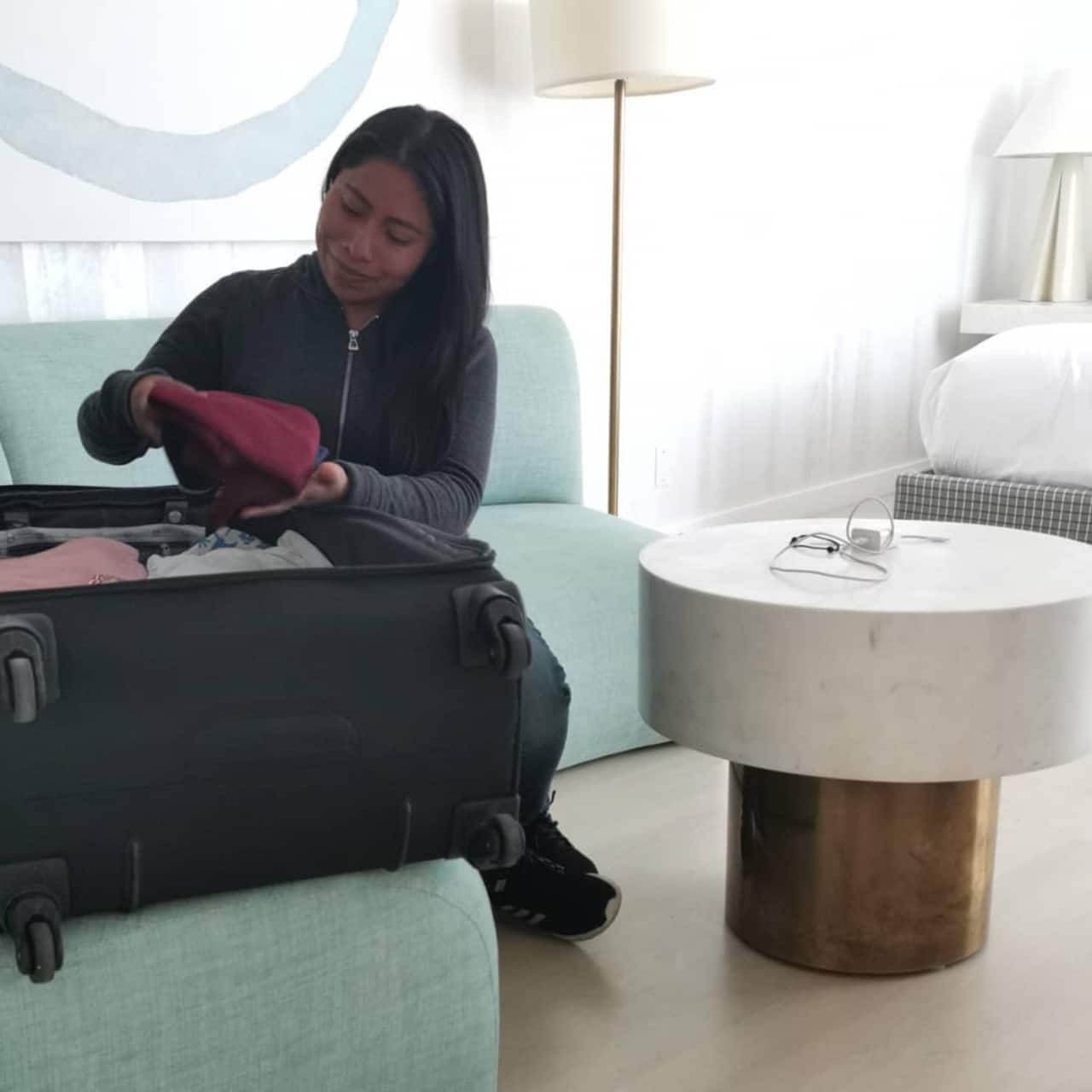 Yalitza Aparicio haciendo maleta cuarto