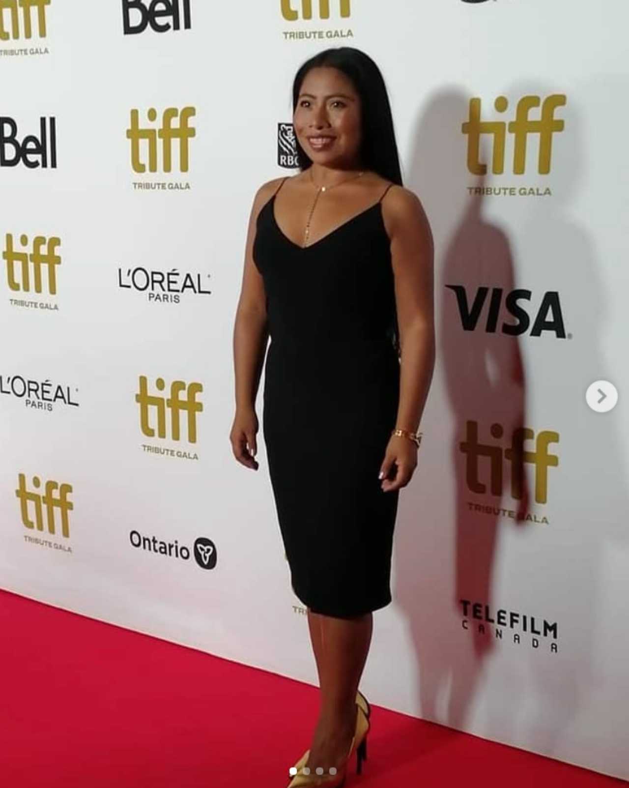 Yalitza Aparicio con vestido negro