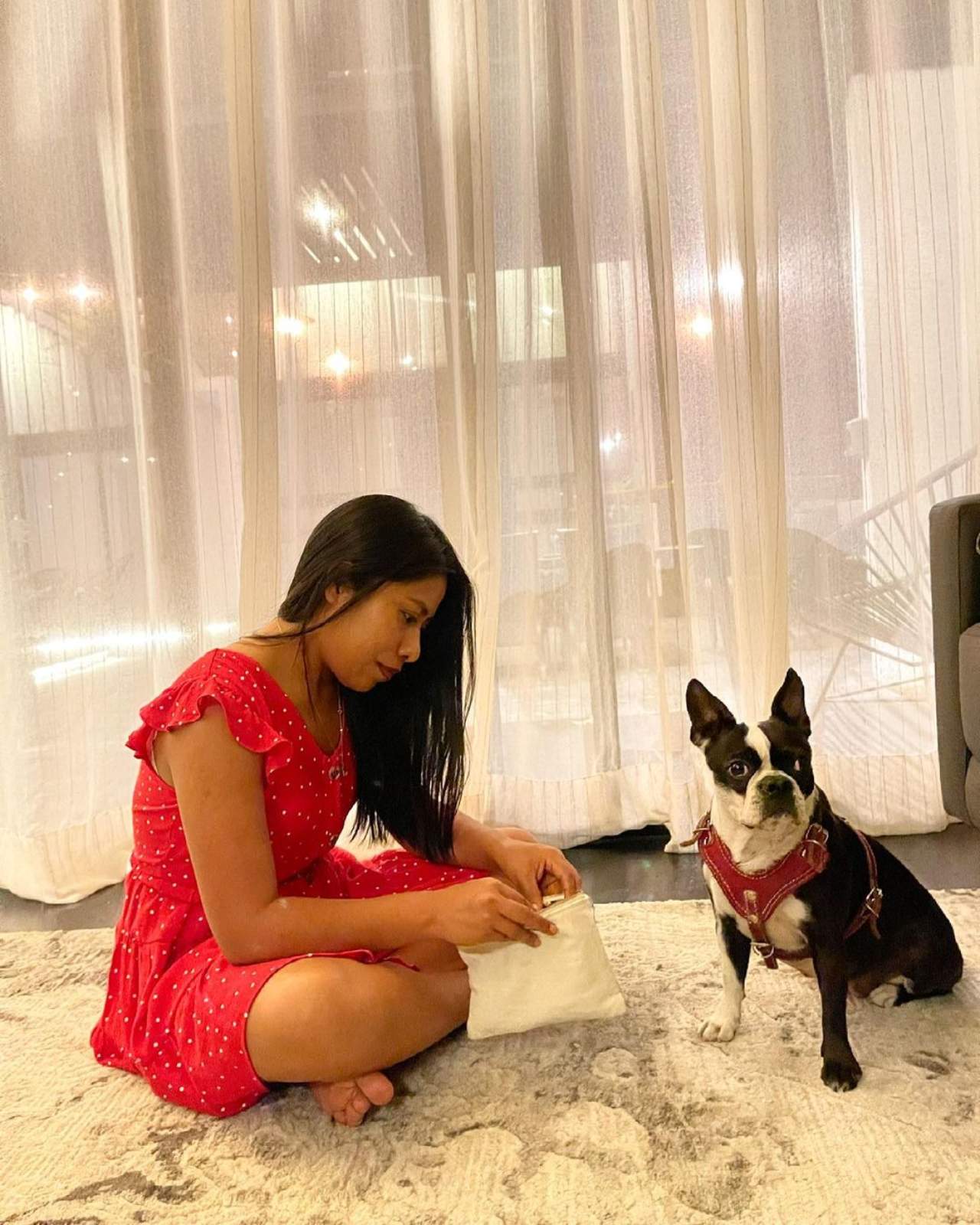 Yali con su vestido rojo y su perrito