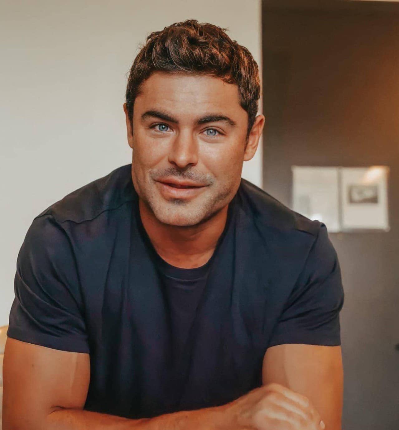 Zac Efron aparece con nuevo rostro