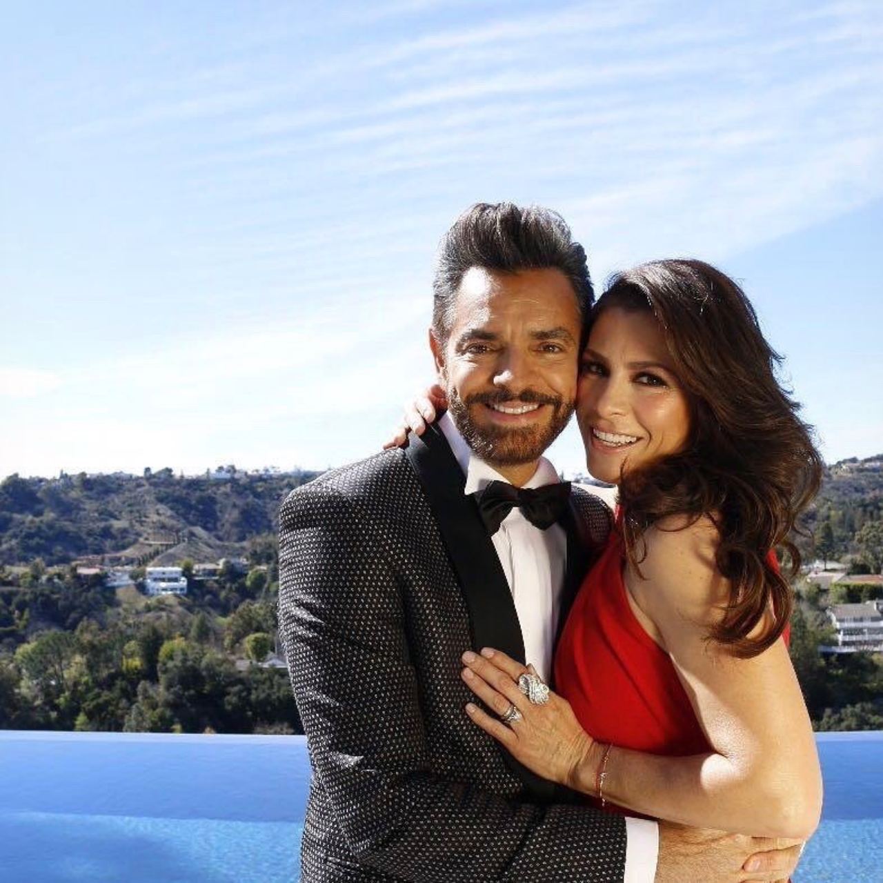 Eugenio Derbez y Alessandra Rosaldo abrazados