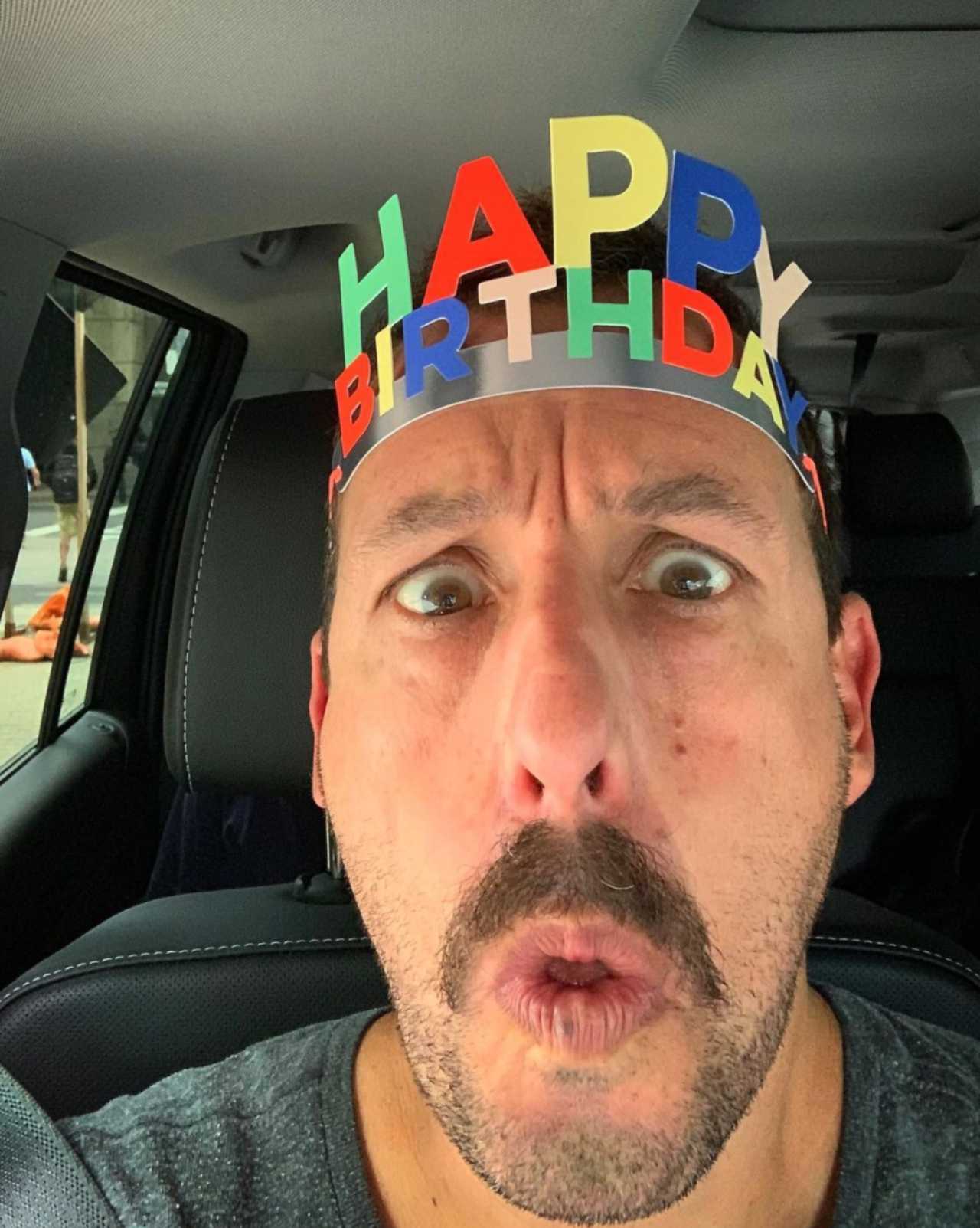 Adam Sandler regresa al restaurante donde mesera lo corrió