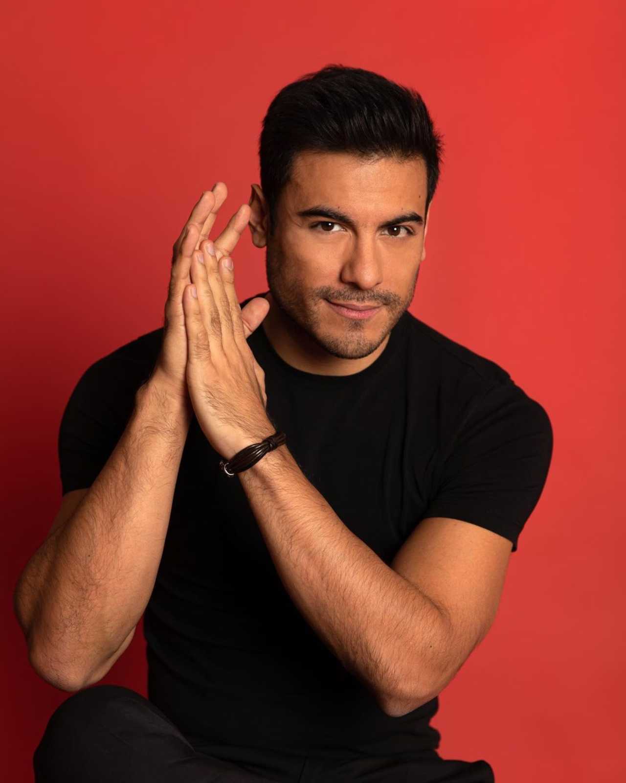 Carlos igual de guapo que Chayanne