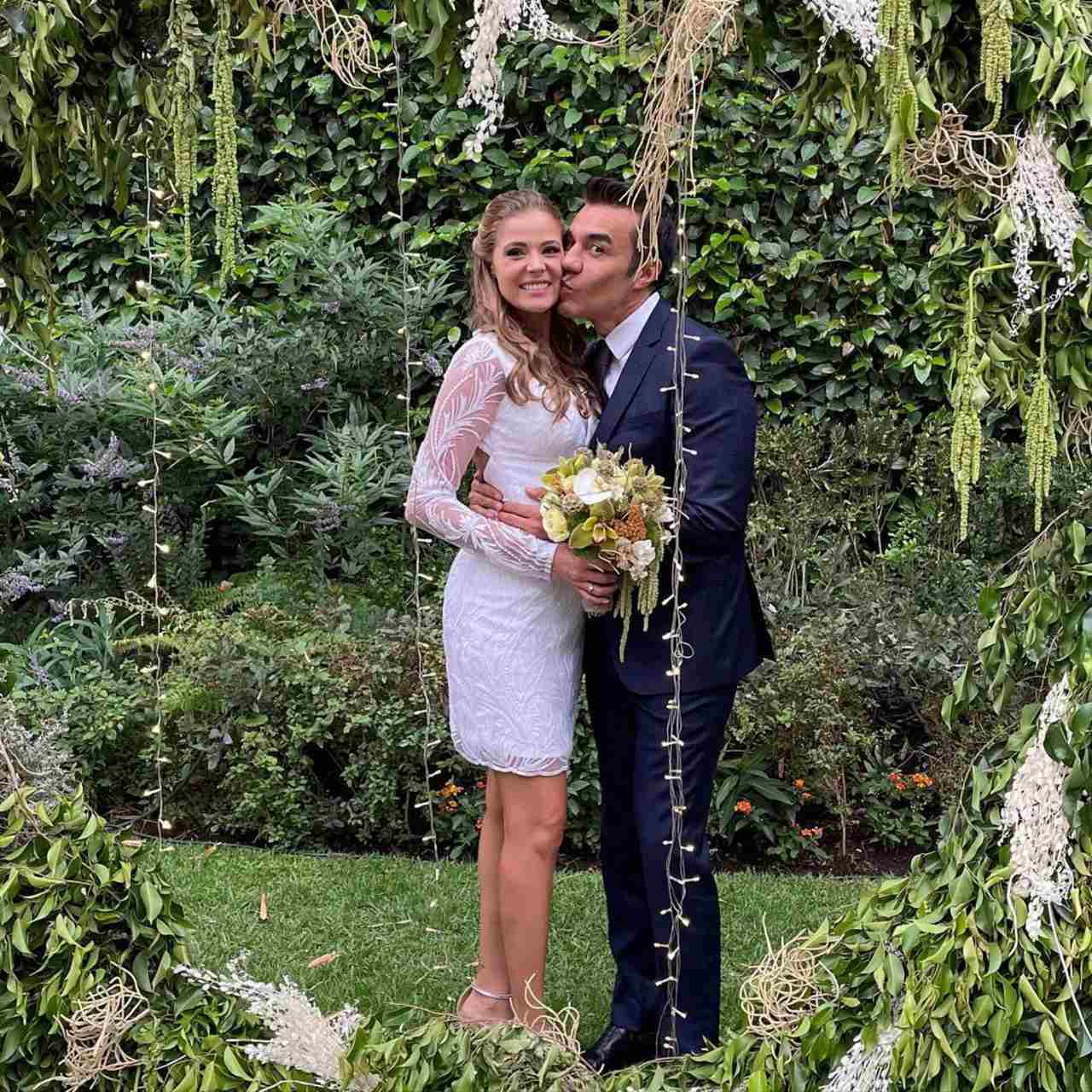 Adrián Uribe Thuany Martins casó boda