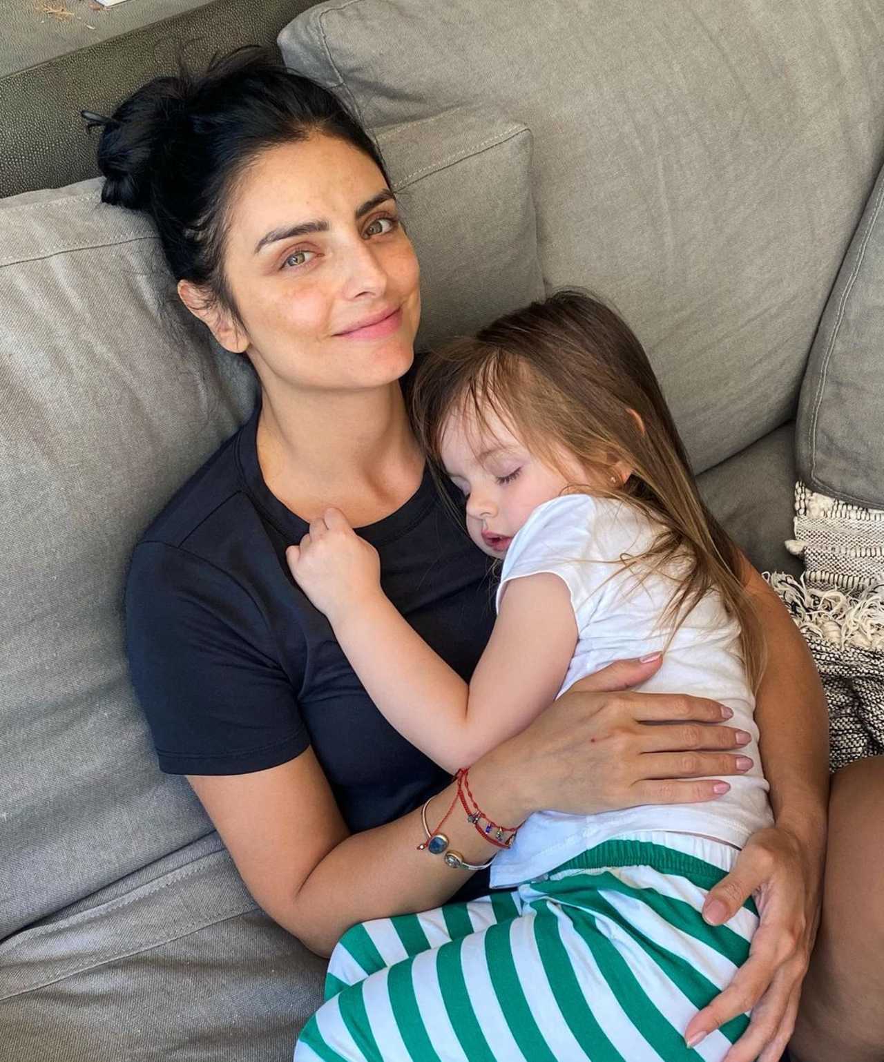Aislinn Derbez pintÃ³ cabello rosa hija Kailani crÃ­ticas