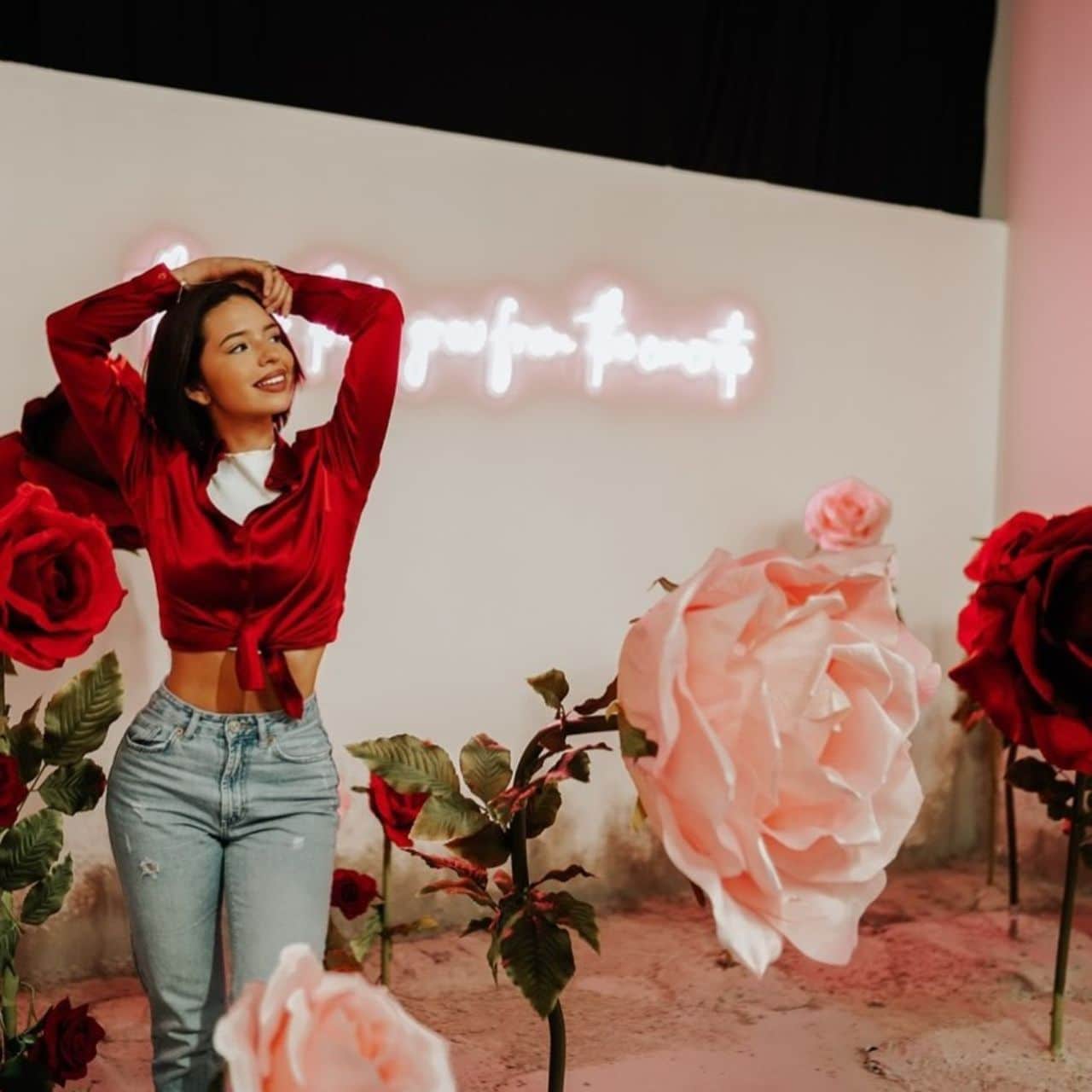 Angela Aguilar con crop top rojo