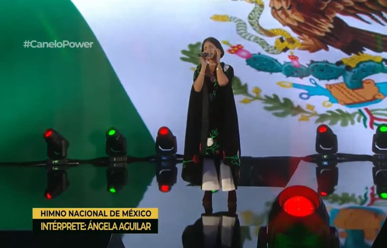 Ángela Aguilar cantando el Himno Nacional