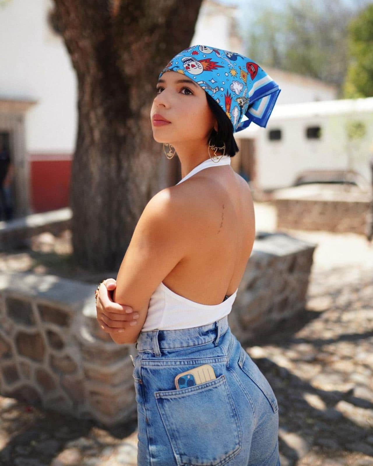 Angela Aguilar con paliacate en la cabeza