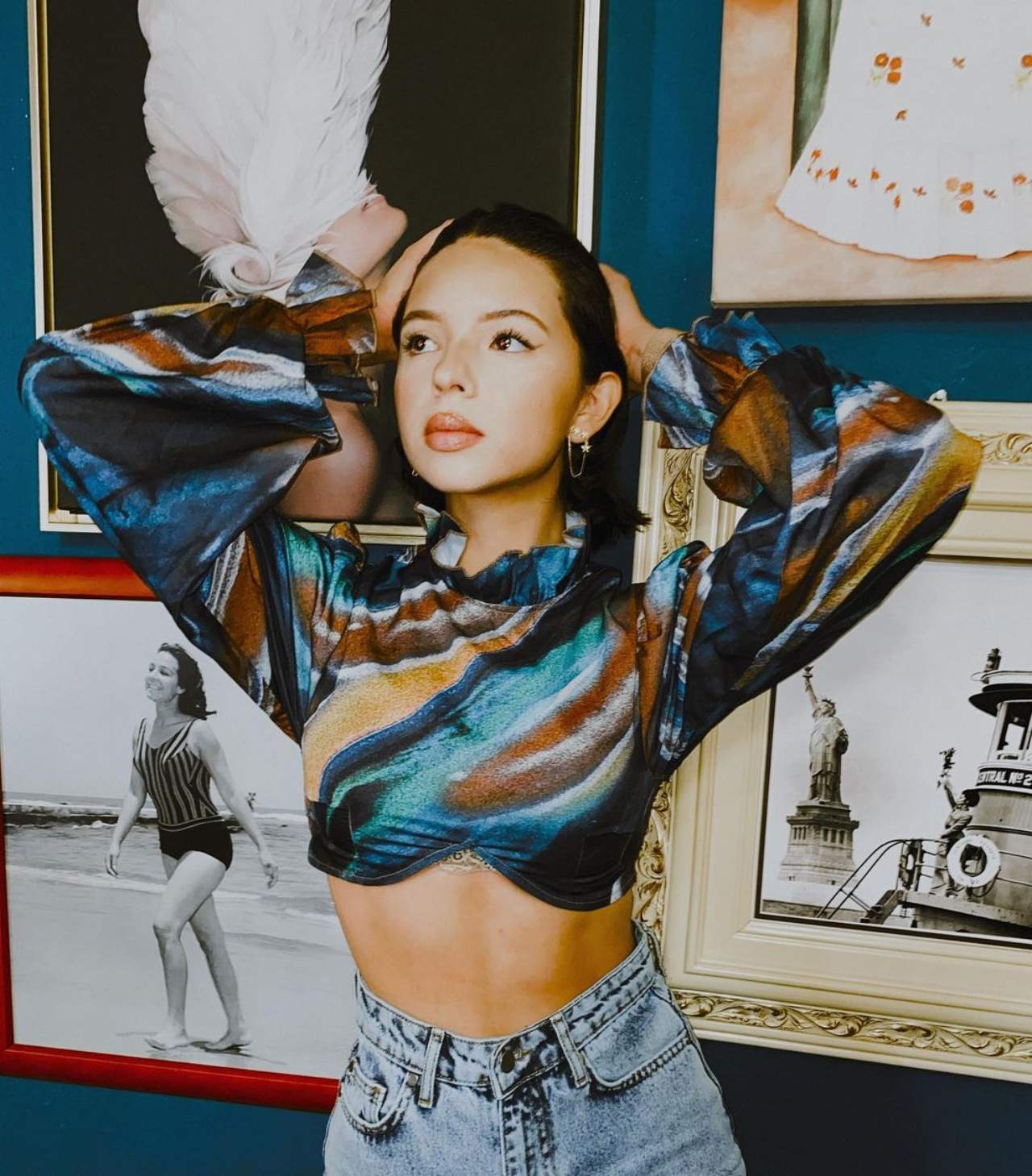 Angela Aguilar con crop top de colores