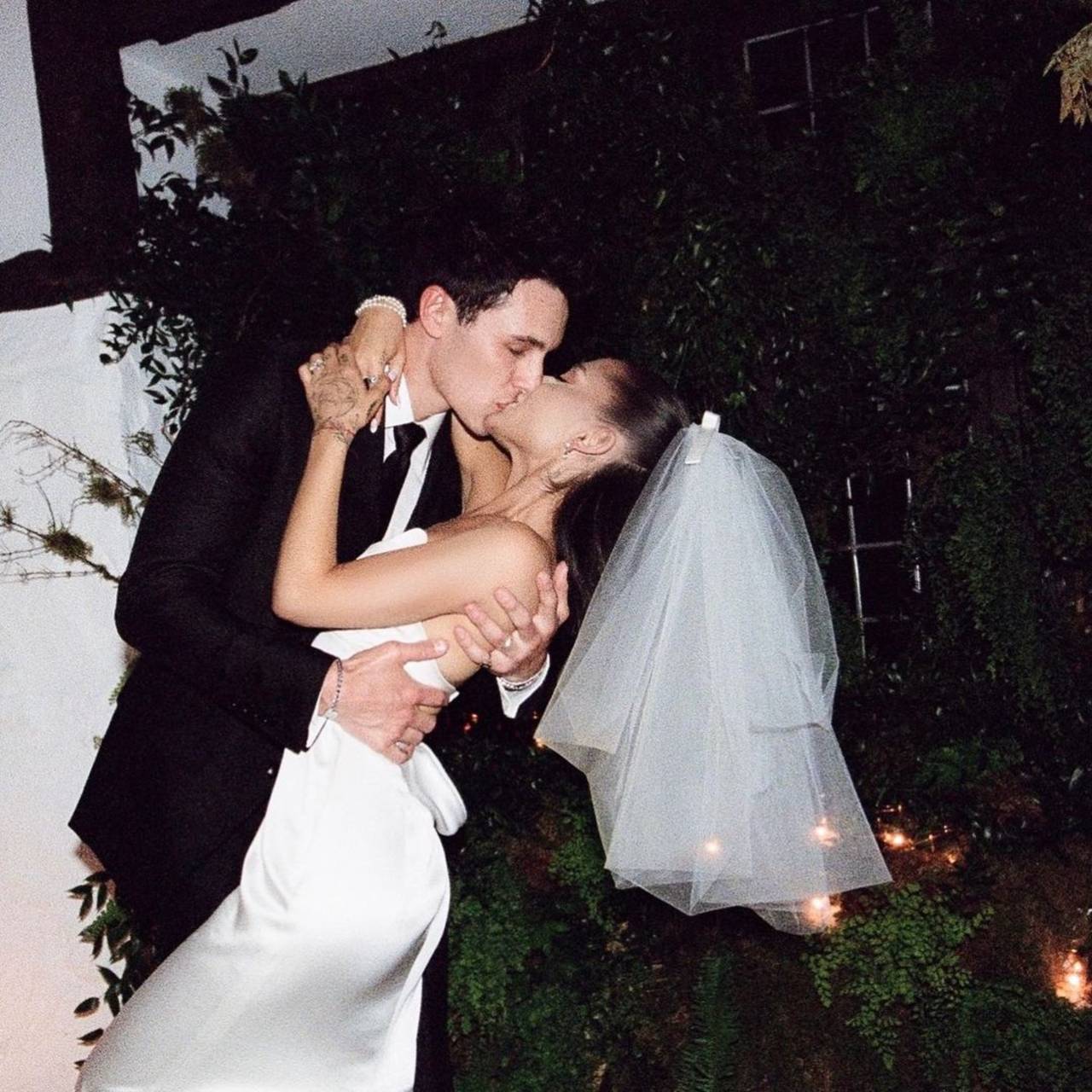 Ariana Grande se casó con Dalton Gómez confirma boda fotos