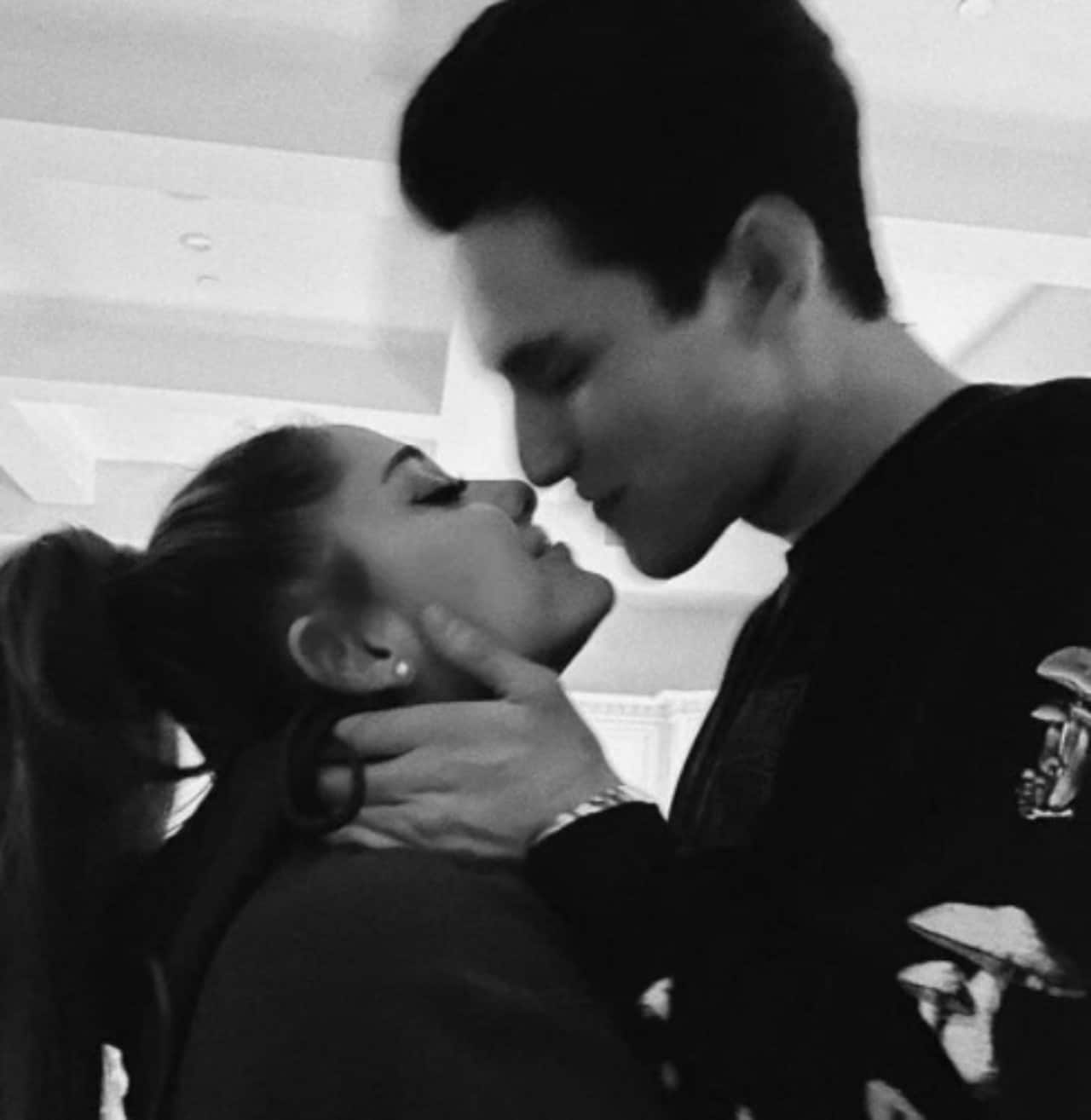 Ariana Grande y Dalton Gomez besandose