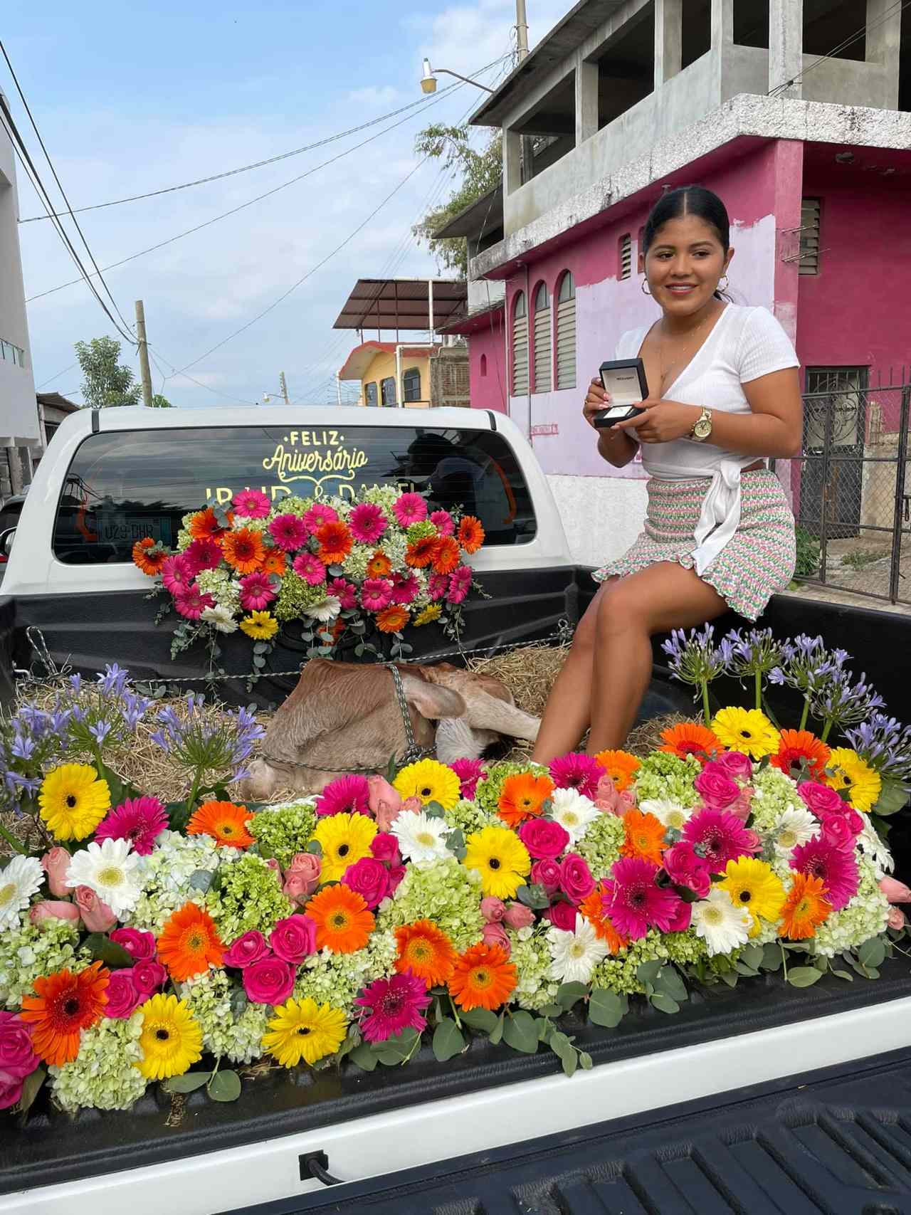 Viral regala becerro novia por aniversario fotos