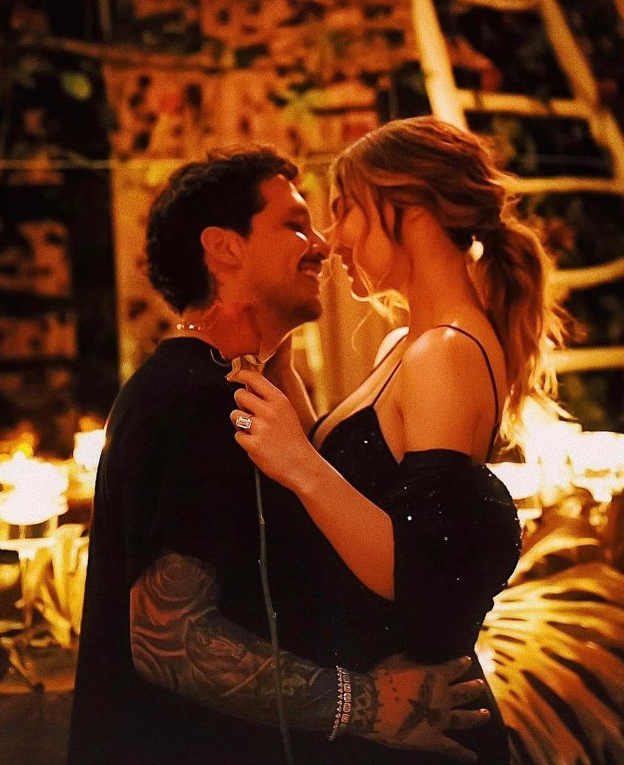 Belinda Nodal se comprometen anillo