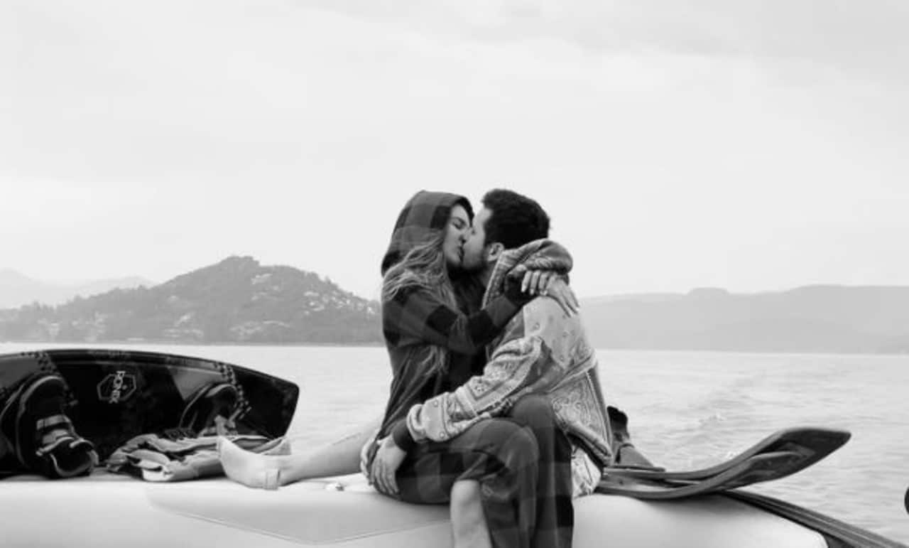 Belinda y Christian Nodal se comprometieron