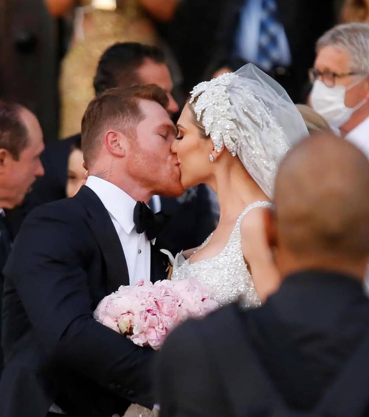 Beso entre Canelo y Fernanda segunda boda