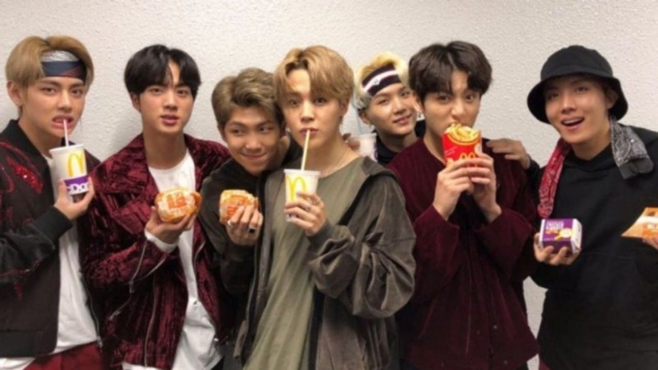 BTs comiendo menu MC Donalds
