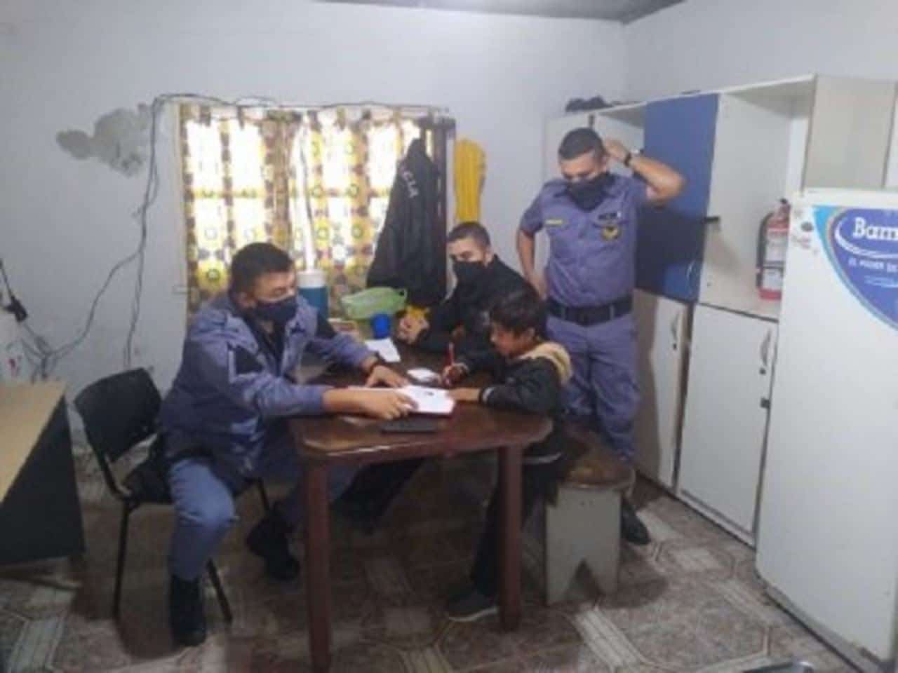 Policías ayudan a hacer la tarea
