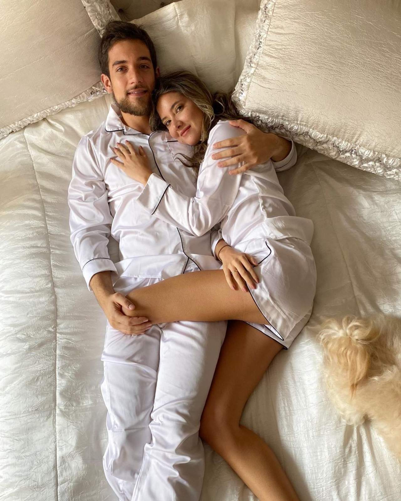 Daniella Alvarez abrazada de su novio