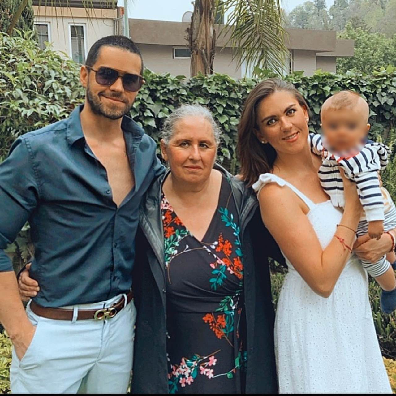 Eleazar Gomez celebra con su mama y hermana