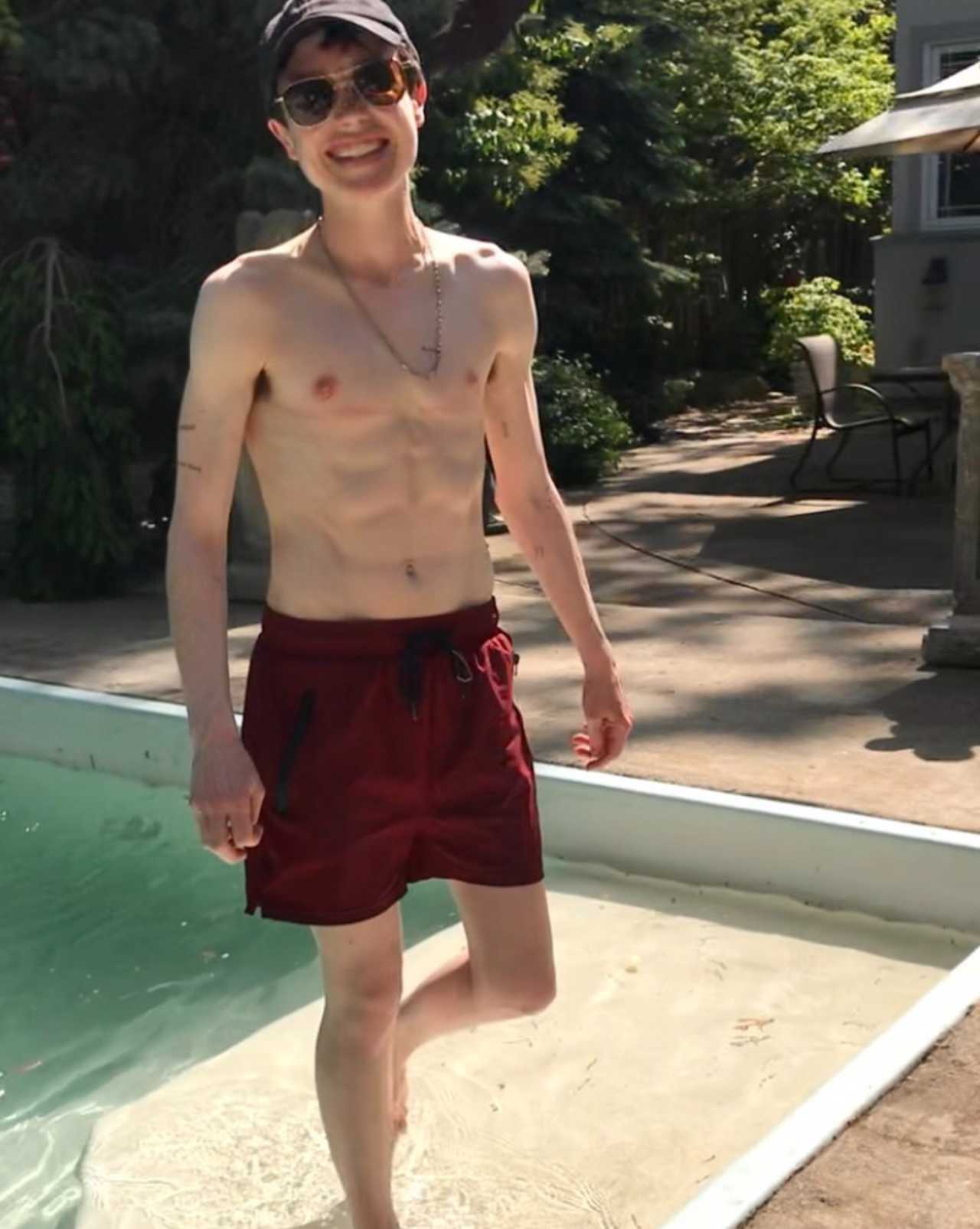 Elliot Page se muestra sin camisa por primera vez