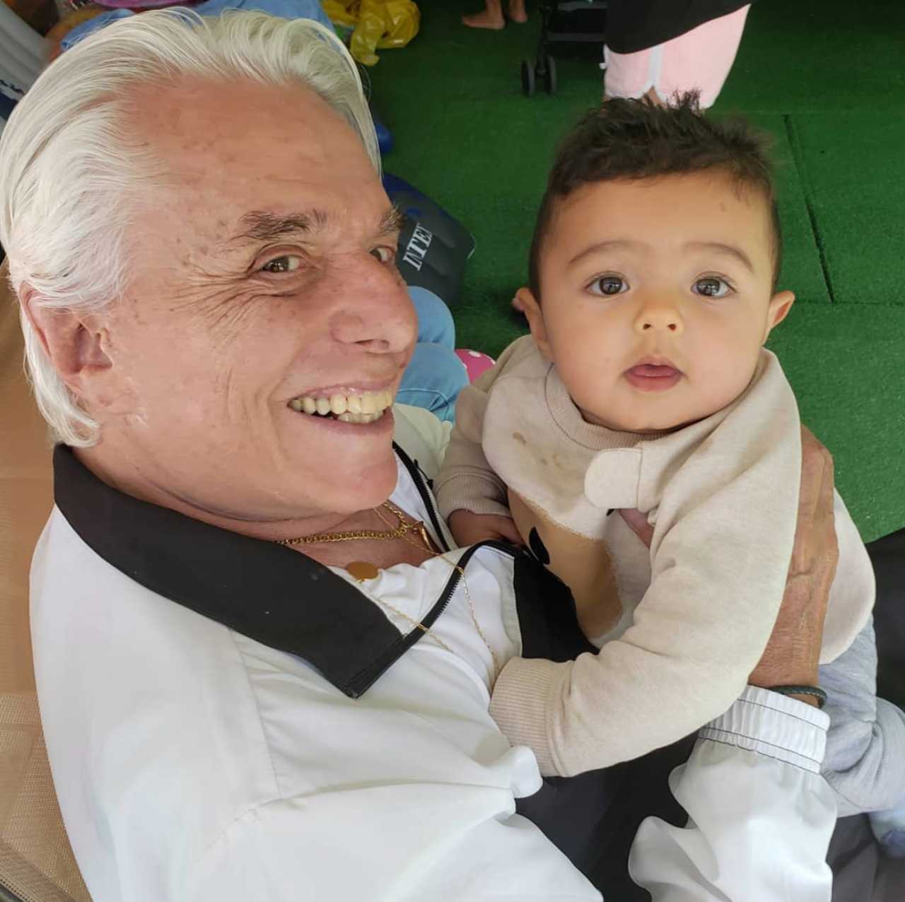 Enrique Guzmán con su nieto Apolo