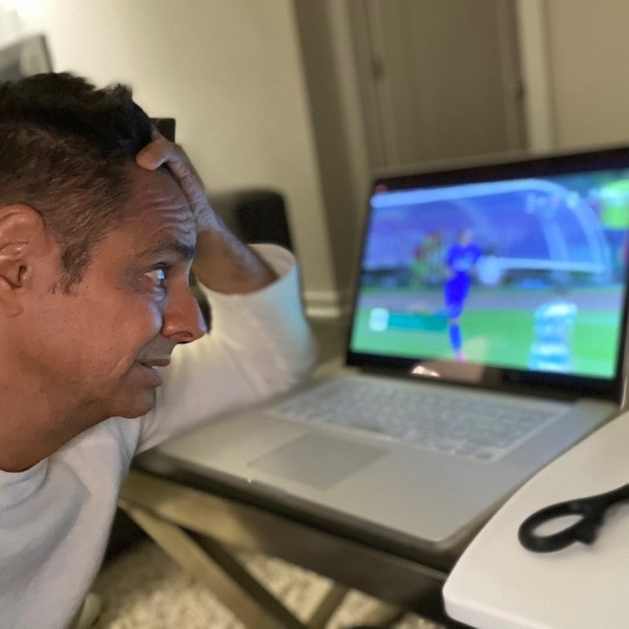 Eugenio Derbez viendo partido Cruz Azul