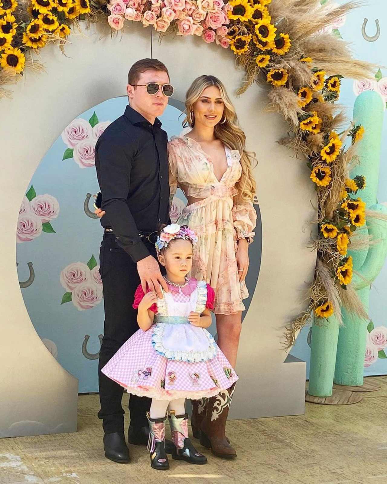 Hija de Canelo con papa y mama