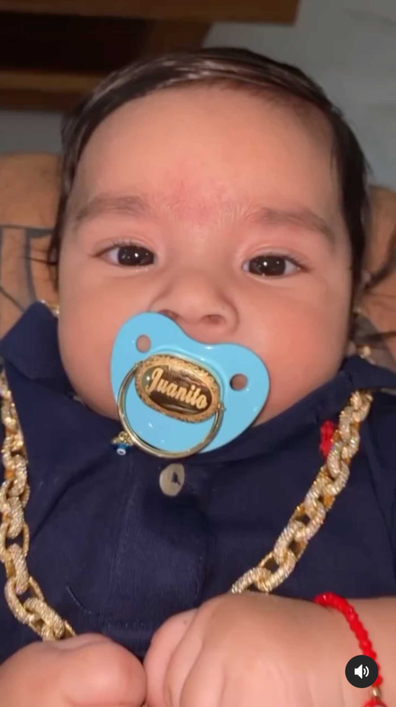 Juanito hijo de Kimberly Loaiza con chupÃ³n de oro