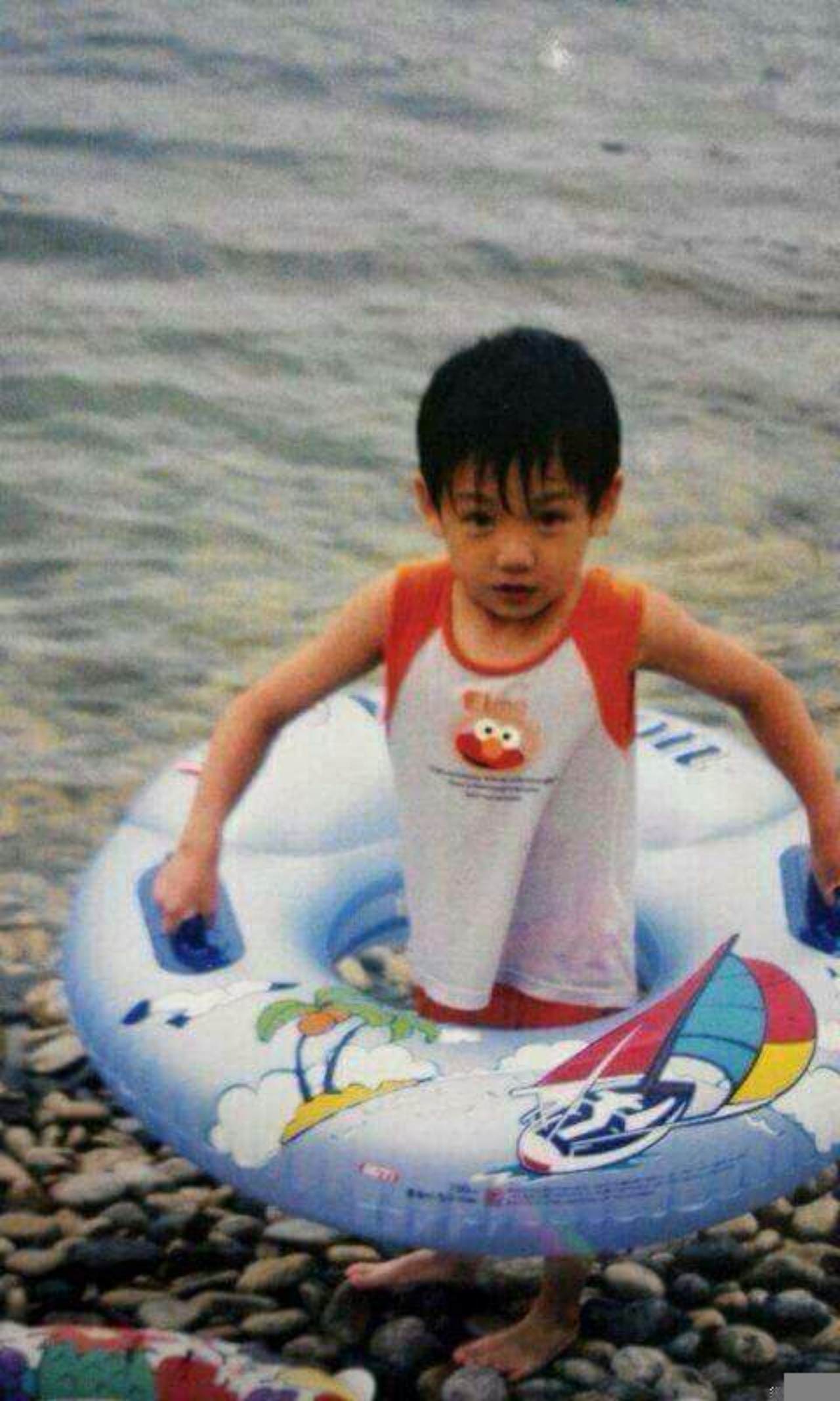 Jungkook de niÃ±o en la playa