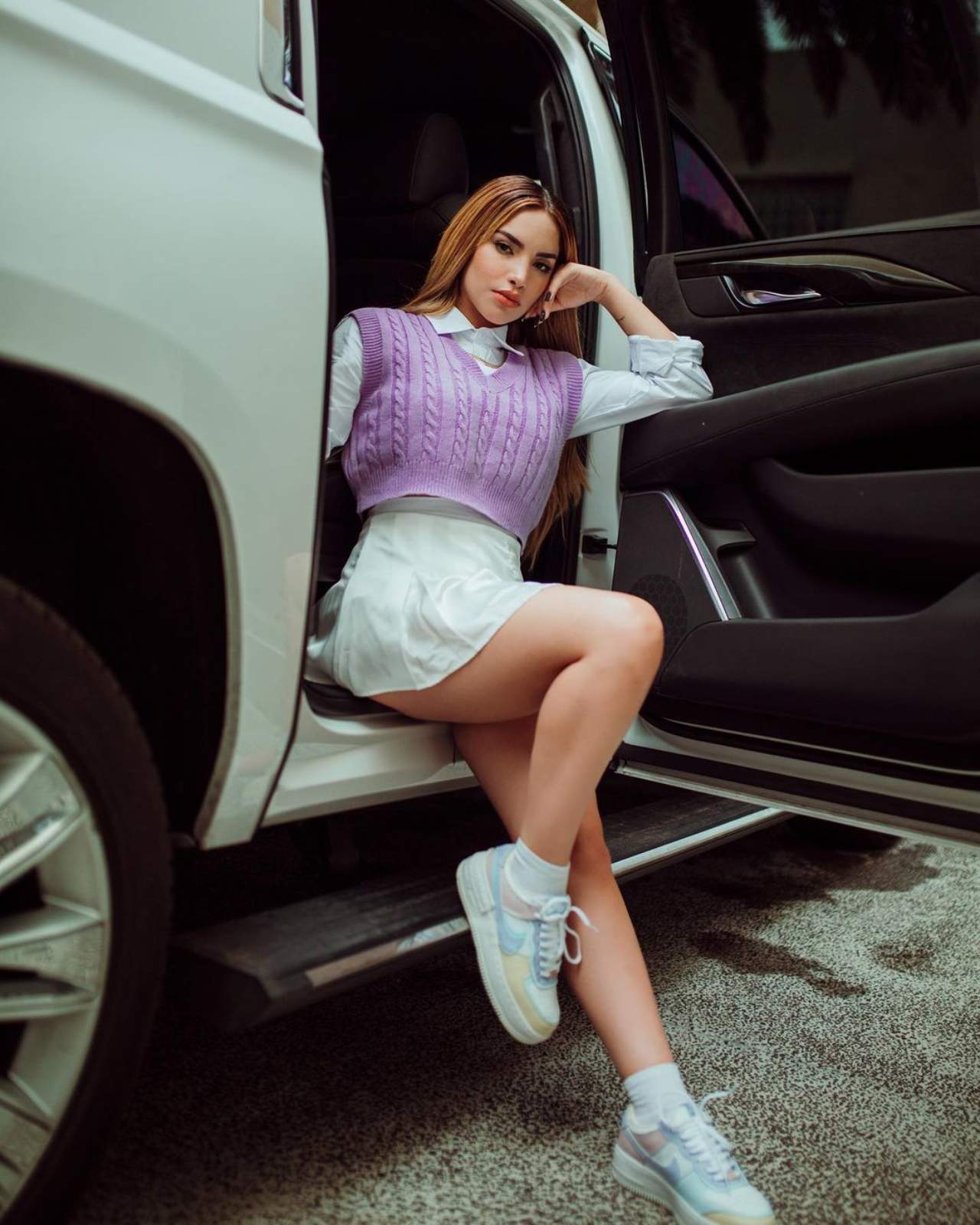 Kimberly Loaiza con look blanco y morado
