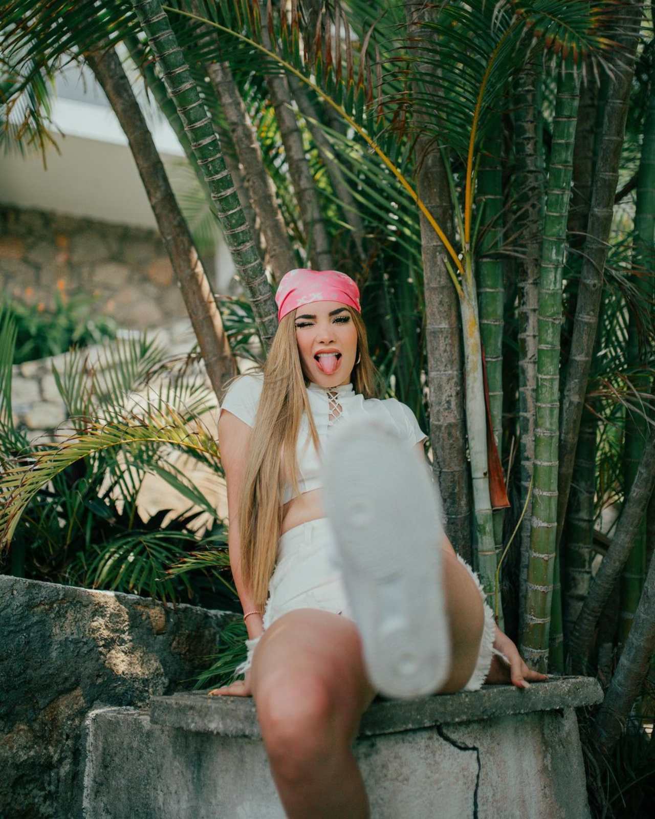 Kimberly Loaiza levantando el pie 