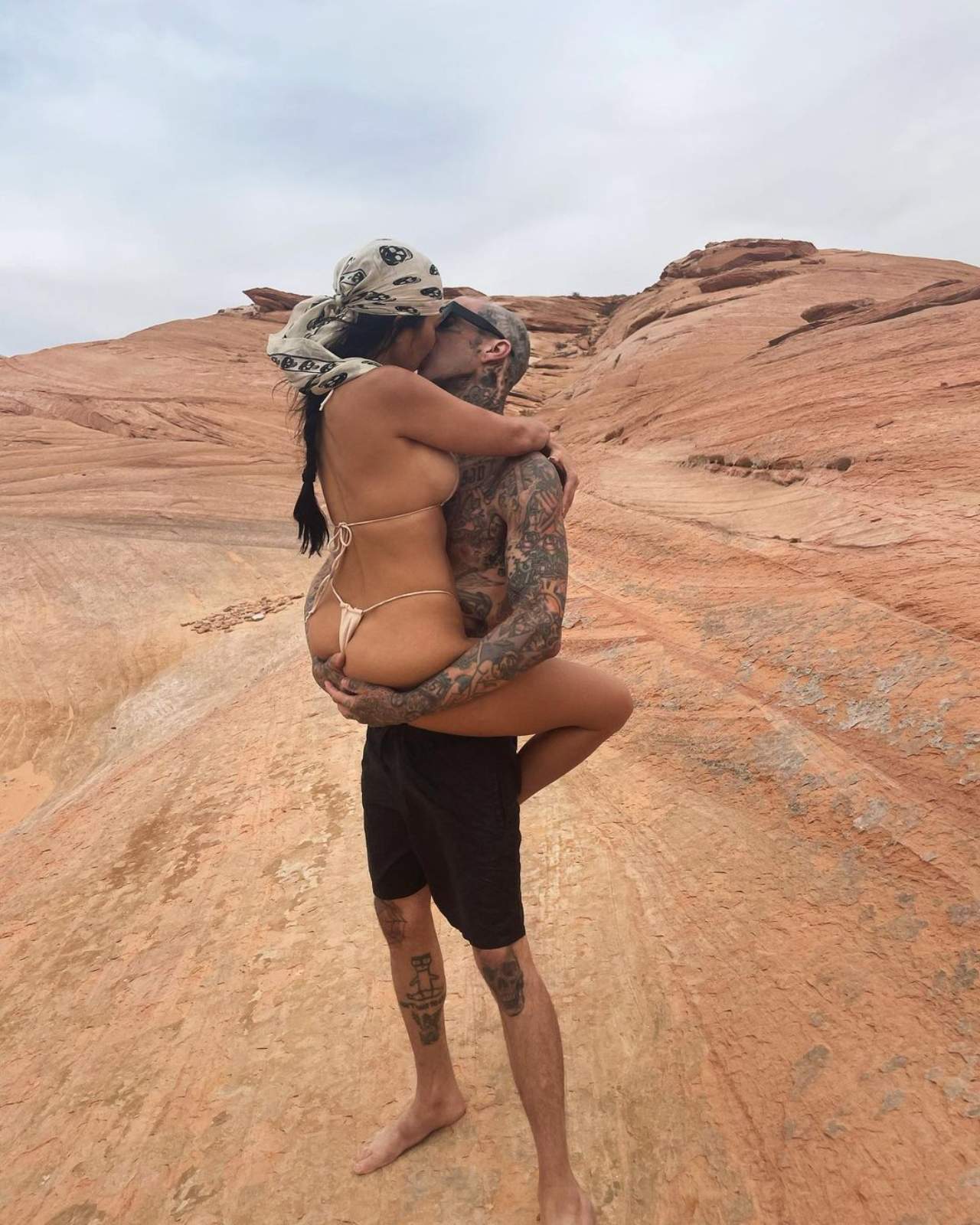 Travis barker kourtney kardashian besandose